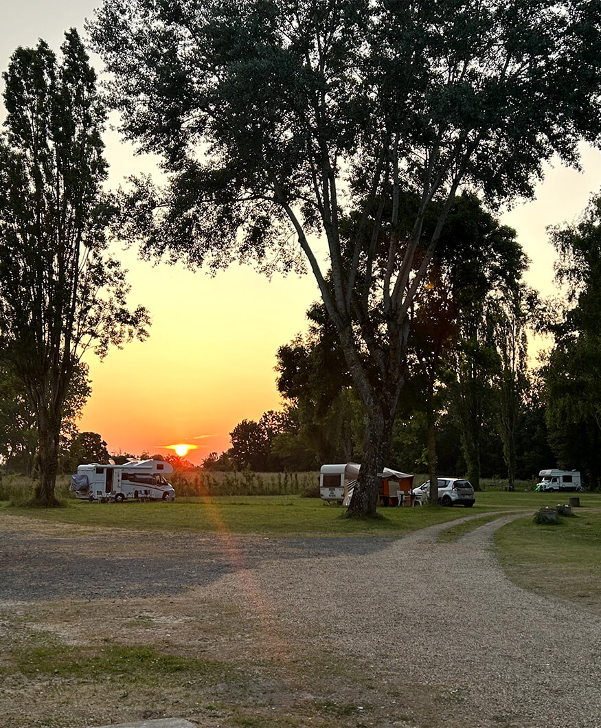 Emplacement camping-car du camping de la Grande Pâture proche de l'Anjou et de la Touraine, au cœur de la nature